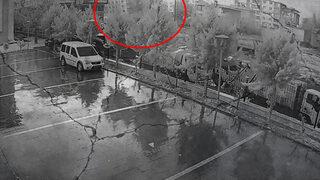 Deprem felaketinin yeni görüntüleri dehşete düşürdü! Gece adeta gündüze döndü, bina yerle bir oldu