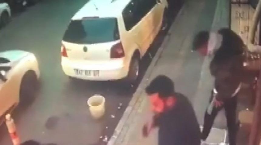 Silahlı saldırıya uğradılar, çay içmeye devam ettiler! Şaşkına çeviren anlar kamerada