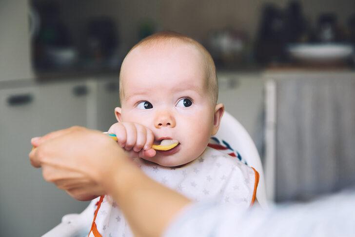 6 aylık bebek beslenme tablosu nasıldır, neler yiyebilir? 6 aylık bebek beslenmesi nasıl olmalı, kaç saatte bir beslenmelidir?