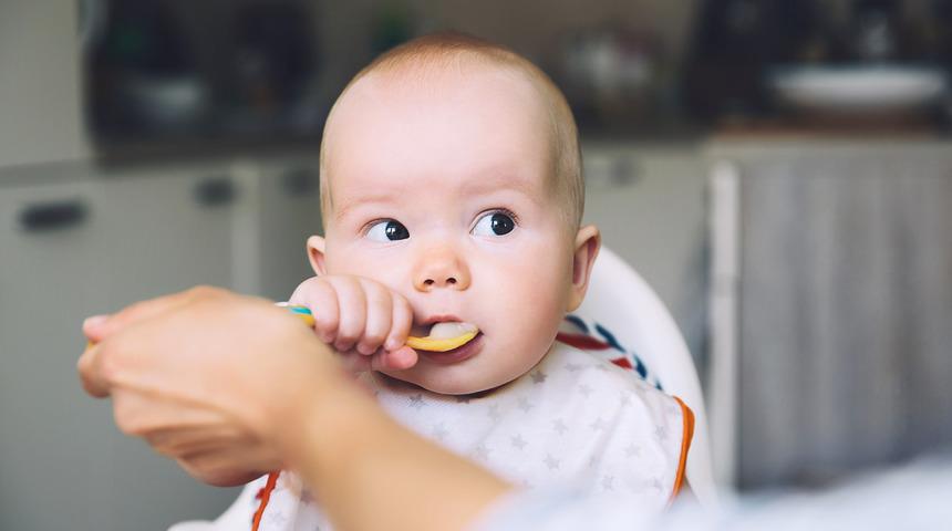 6 aylık bebek beslenme tablosu nasıldır, neler yiyebilir? 6 aylık bebek beslenmesi nasıl olmalı, kaç saatte bir beslenmelidir?