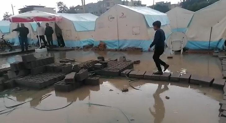 İskenderun'da depremzedeler zor anlar yaşadı! Yağış nedeniyle çadır kentlerin etrafı çamur oldu 
