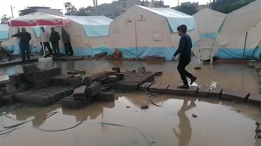 İskenderun'da depremzedeler zor anlar yaşadı! Yağış nedeniyle çadır kentlerin etrafı çamur oldu 