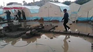 İskenderun'da depremzedeler zor anlar yaşadı! Yağış nedeniyle çadır kentlerin etrafı çamur oldu 