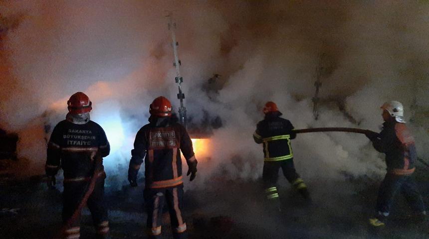 Anadolu Otoyolu'nda iplik taşıyan tırın dorsesi yandı