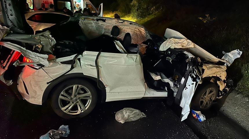 Mersin'de tıra çarpan otomobildeki 1 kişi öldü, 2 kişi yaralandı