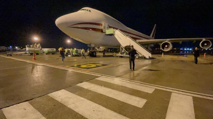 Pakistan'dan deprem bölgesine çadır taşıyan dördüncü uçak Adana'ya ulaştı