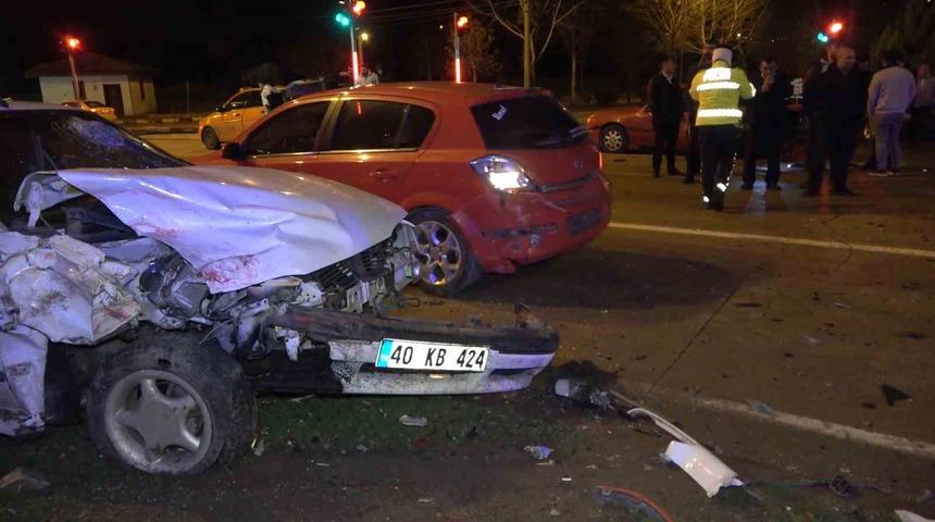 Kırmızı ışıkta bekleyen araçlara çarpıp kaçtı: 3 yaralı