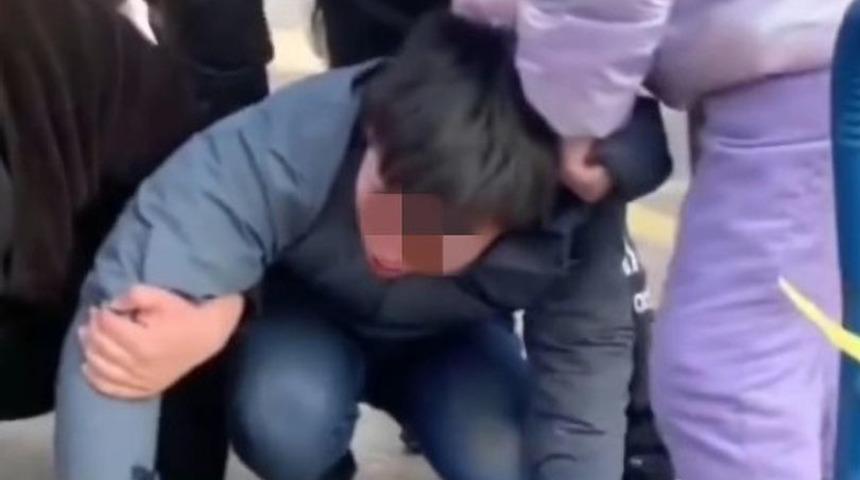 Hayvanlara işkence ettiğini fark ettiler! Bedelini ağır &ouml;dedi... Hayvan dışkısı yemeye zorlandı