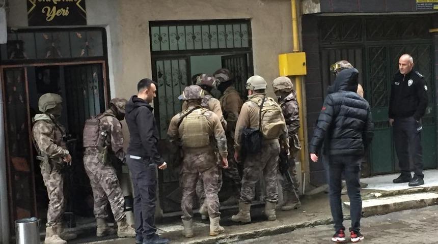 Ordu'da hareketli saatler! 2 kişiyi vurup kendisini çatıya kilitledi, 14 saat sonra ikna edildi