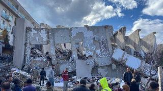 Eşya çıkarmak için girdikleri bina 6.4 ile yıkıldı! 15 yıl dargın kaldılar, deprem olunca barıştılar ama... 4 kişiden sadece 1'i sağ çıkarıldı