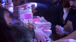 Aşiretin sünnet düğününde milyonlar havada uçuştu! Balya balya paraları bavullarla taşıdılar