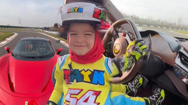 Kenan Sofuoğlu'nun 4 yaşındaki oğlu Zayn bu kez Ferrari kullandı! 1000 beygirlik lüks araçla resmen şov yaptı