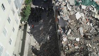 Son dakika | Bina yıkılırken yürekler ağza geldi! Küçükçekmece'de korkutan anlar: Yol trafiğe kapatıldı