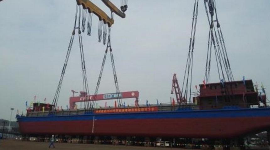 Dünyanın ilk elektrikli kargo gemisi suya indi!