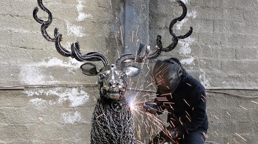 Hurda metalden geyik heykeli yaptı, gören hayran kaldı! 3 metre boyunda 500 kilo ağırlığında