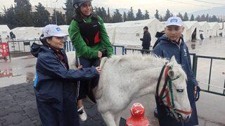 Osmaniye'deki çadır kentte çocuklara ponylerle atlı terapi