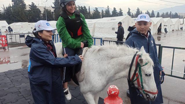Osmaniye'deki çadır kentte çocuklara ponylerle atlı terapi