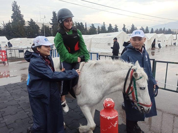 Osmaniye'deki çadır kentte çocuklara ponylerle "atlı terapi"