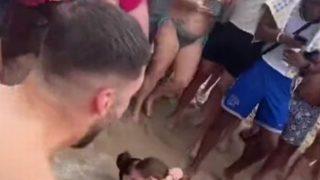 Ortalık bir anda karıştı! Festivalde kadınlar saç saça baş başa kavga ettiler... Bikini üstünün çıkmasına bile aldırmadı