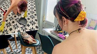 Mesleği herkesi şaşkına çevirdi! Çırılçıplak temizlikçilik yapıyor... “Bazen müşteriler bana katılıyor”