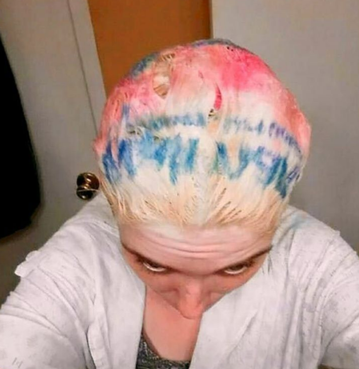 "Kız arkadaşım saçını yeniden boyamak için ağartıyordu ve ısıyı içeride tutmak için bir çanta kullandı... Az önce bana bunu gönderdi."