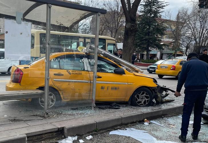 Ankara'da taksi otobüs durağına daldı: Yaralılar var