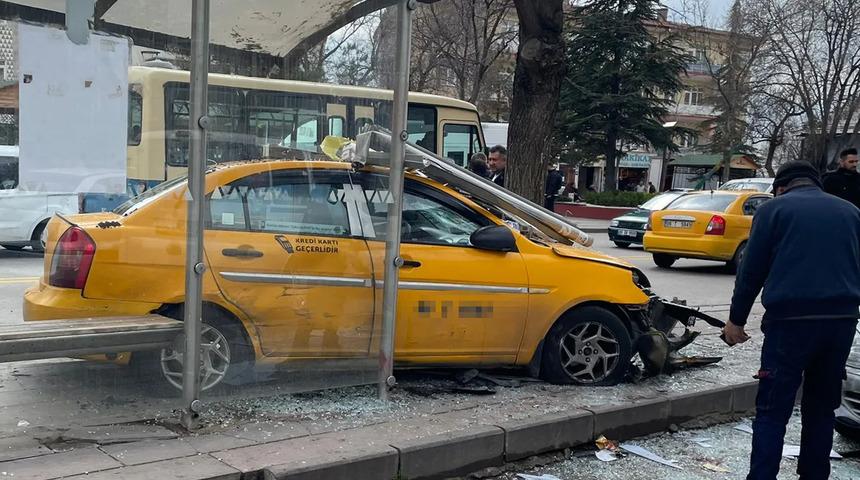 Ankara'da taksi otobüs durağına daldı: Yaralılar var