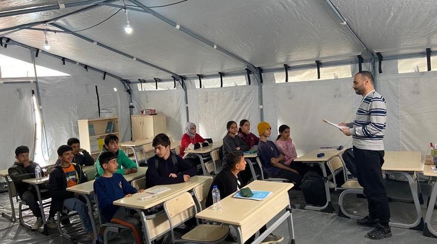 Balıkesirli g&ouml;n&uuml;ll&uuml; &ouml;ğretmenler Hatay&rsquo;da