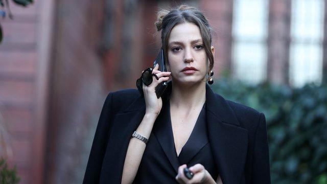 Aile'nin yıldızı Serenay Sarıkaya'nın saçları sosyal medyayı ikiye böldü! 'Peruk mu, değil mi?'