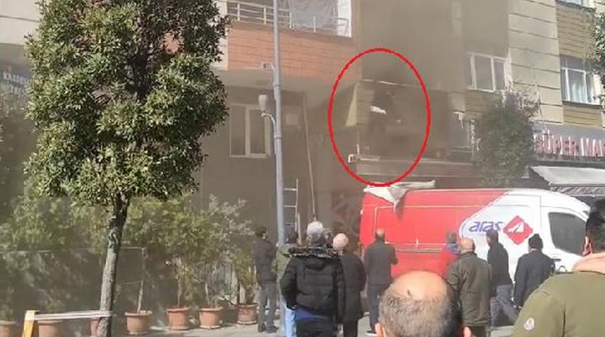 Bağcılar'da yangın paniği... Balkondan atlayarak kurtuldu! Korku dolu anlar kamerada