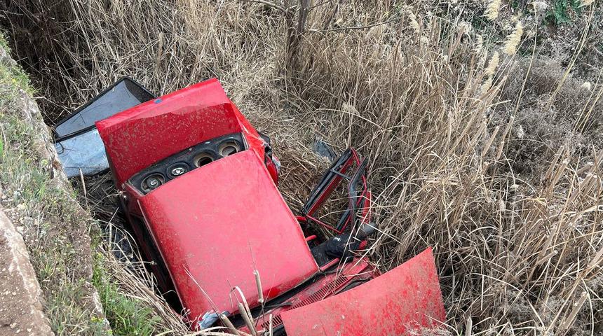 Kilis'te trafik kazası! Ara&ccedil; dereye u&ccedil;tu: 3 kişi yaralandı