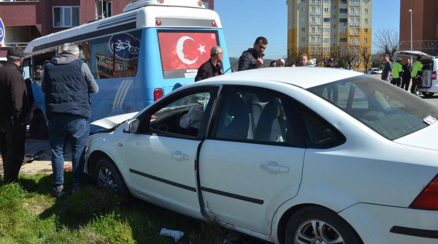 Edirne'de otomobil ve yolcu minibüsü çarpıştı! 5 kişi yaralandı