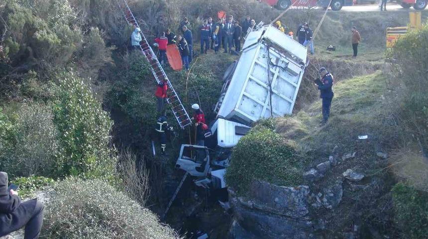 Korkunç görüntü! Çöp kamyonu uçurumun kenarında asılı kaldı
