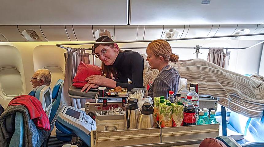 Dünyanın en uzun boylu kadını Rumeysa Gelgi ABD'den döndü! THY uçaktaki koltukları sedye yaptı