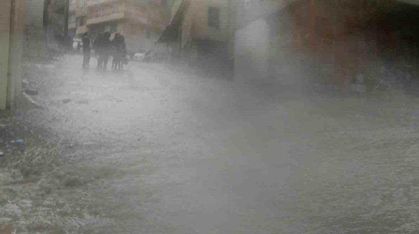 Şiddetli sağanak kenti esir aldı! Hastalar tahliye edildi, caddeler su altında kaldı... Belediyeden kritik uyarı
