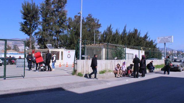İzmir'de konteynerlerdeki depremzedeler tahliye edildi! Gidecek yerim yok, kira ödeyecek gücüm yok