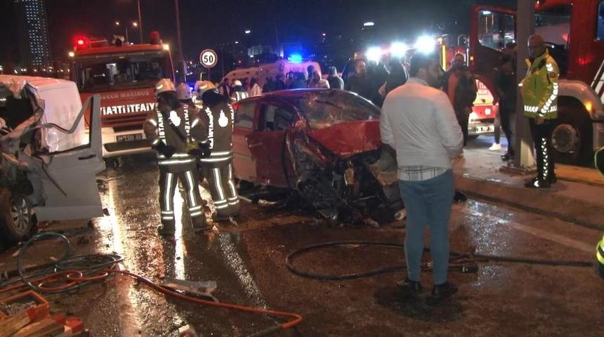 Bağcılar'da 16 yaşındaki ehliyetsiz sürücü ters yola girdi: 1 ölü 2 yaralı