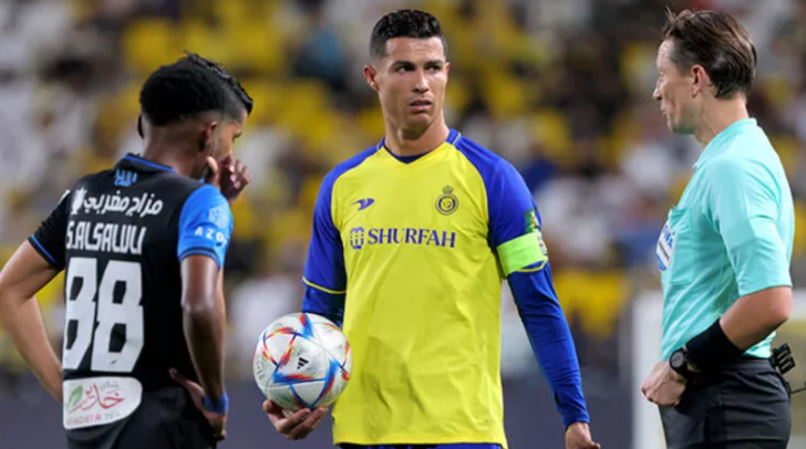 Ronaldo yine çıldırdı, geçen hafta şişeleri tekmelemişti bu hafta da sinirlerine hakim olamadı! Önce hakeme sonra hocasına... G1