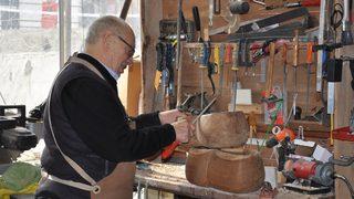 Hem yapıyor, hem çalıyor, hem söylüyor! Karslı sanatçı baba mesleğini öğretecek çırak bulamıyor: 'Çok üzgünüm...'