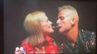 Sihirbazlık şovu olduğunu bir an unuttu! Karısıyla yakınlaşınca çılgına döndü... Sahneye atlatıp tekme tokat dövdü