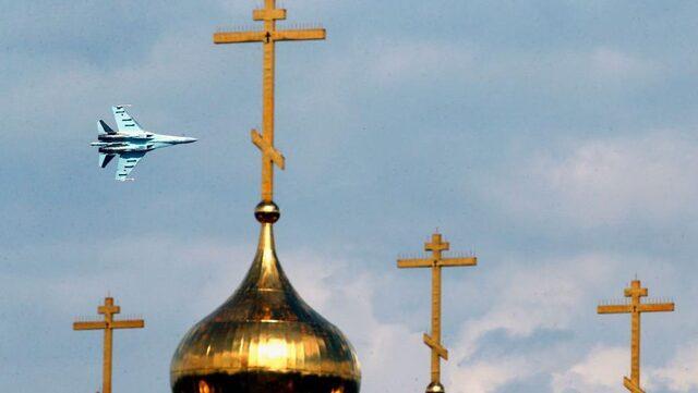 Moskova üzerinde uçan bir Su-27 Rus savaş uçağı