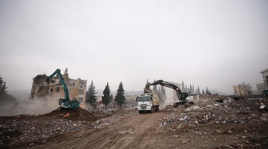 Kahramanmaraş'ta aciliyet gerektiren binaların yıkımı s&uuml;r&uuml;yor