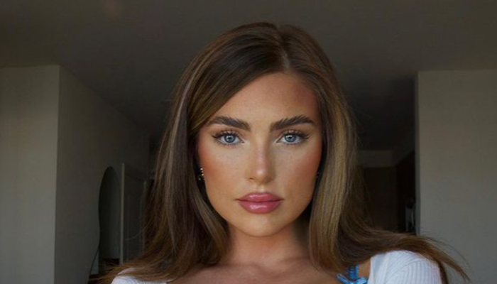 Bu nasıl piknik? Üstünü tamamen çıkartıp göğüslerini peçeteyle...