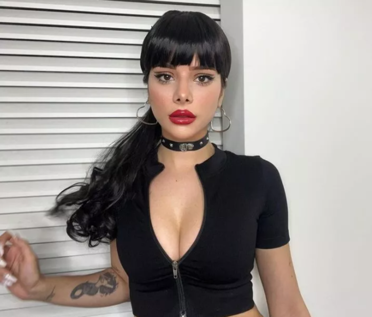 TikTok fenomeni Merve Yalçın süper minisiyle poz verdi! Dekoltesiyle nefes kesti