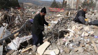 Annesi istedi, 38 gündür enkazda arıyor! Nasibimizde varsa çıkar”