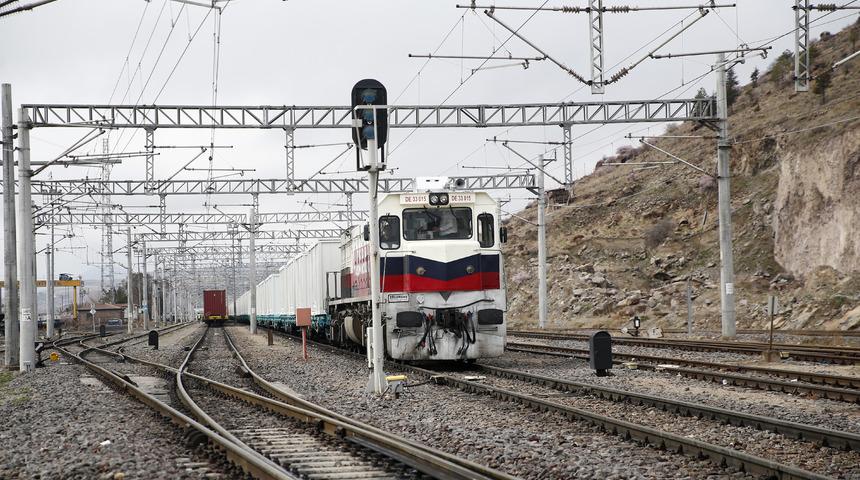 Malatya'ya gönderilen yaşam konteynerlerini taşıyan tren Kayseri'ye ulaştı