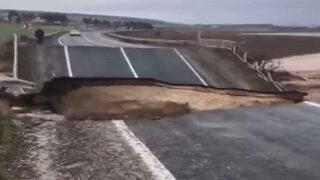 Tüyler ürperten görüntü! Sel suları kara yolunu böyle yuttu