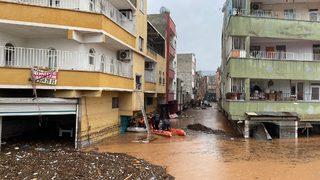 Şanlıurfa'da sel nedeniyle mahsur kalan vatandaşların kurtarılması için çalışma sürüyor