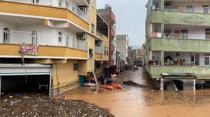 Şanlıurfa'da sel nedeniyle mahsur kalan vatandaşların kurtarılması için çalışma sürüyor