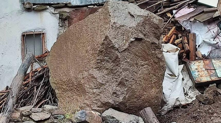 Erzincan'da dağdan kopan kaya parçaları köydeki bir eve zarar verdi